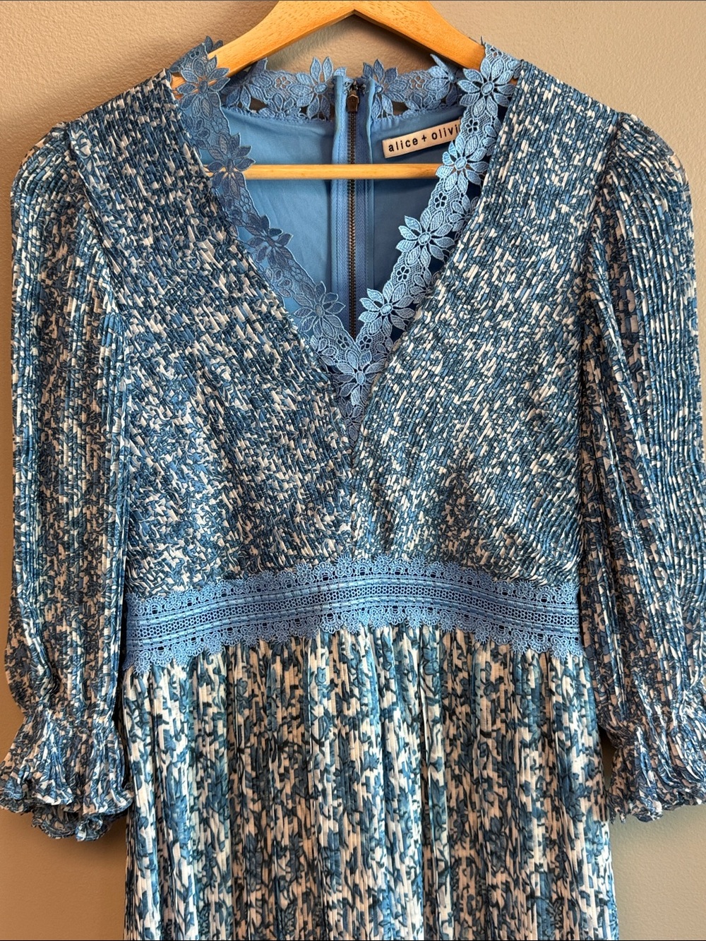 Alice + Olivia Blue Floral Pleated Mini Dress Lace Trim Women's Size 2 - Picture 2 of 7